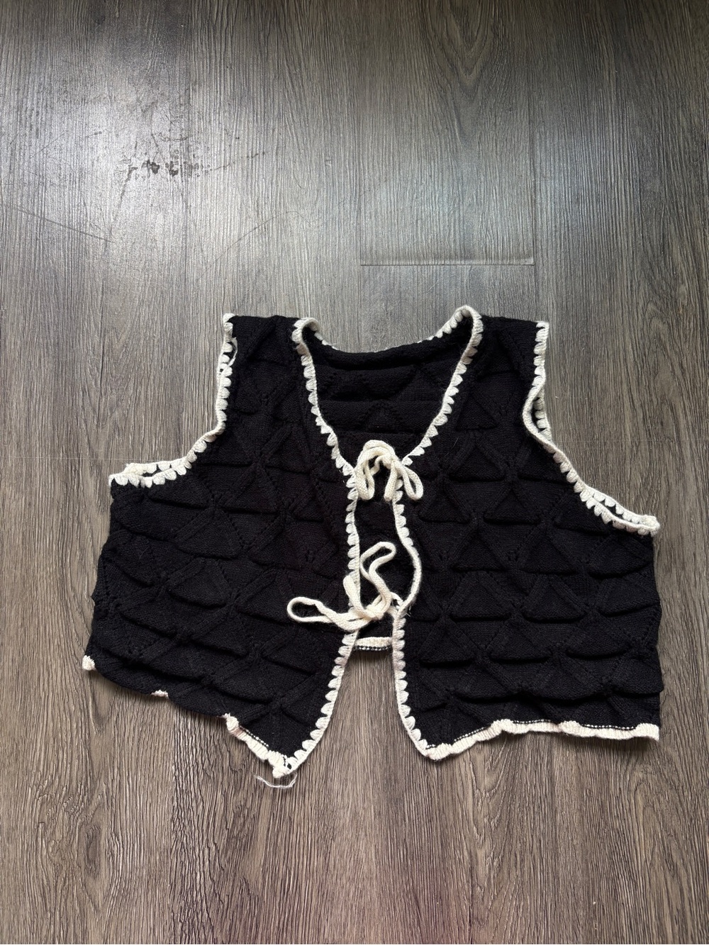 Black Cropped Knit Vest | White Scalloped Trim | M